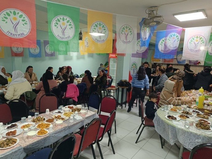 تصاویر شرکت هزاران تن از مردم کردستان ترکیه در جشن های نوروز