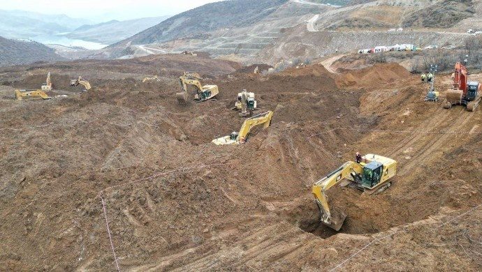 پیدا شدن جسد یکی از کارگران معدن لیجیک دو ماه پس از ریزش آن