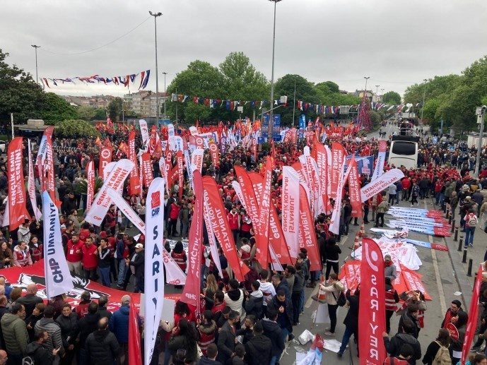 راهپیمایی مردم در میدانی که اردوغان آن را ممنوع کرد؛ جوانان کرد شعار بژی سروک آپو سر دادند + تصاویر