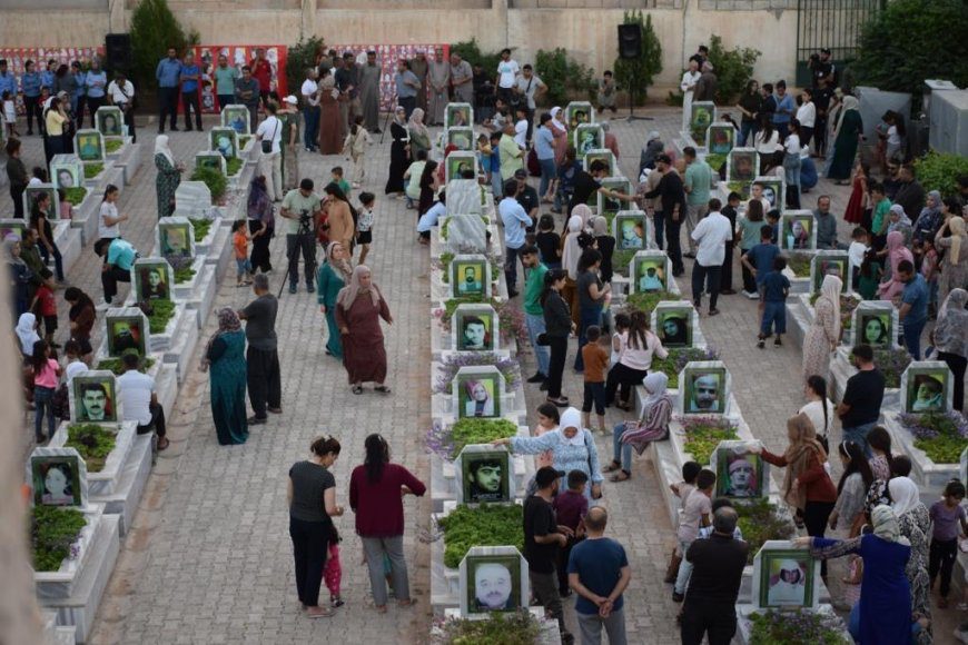 برگزاری مراسم بزرگداشت جان‌باختگان قتل‌عام داعش در کوبانی در سالگرد آن