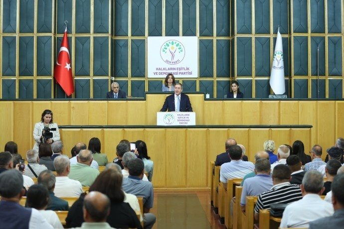 رئیس مشترک دم پارتی حزب حاکم ترکیه را به انتخابات زودهنگام فراخواند