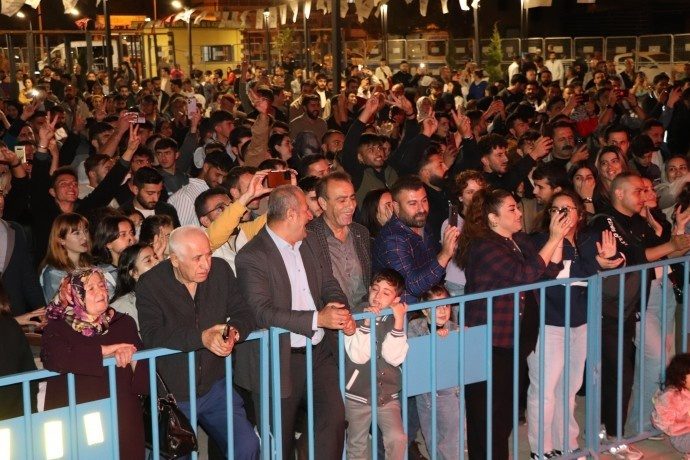 اجرای کنسرت کُردی با حضور رستاک در وان در اعتراض به سرکوب فرهنگ و زبان کُردی