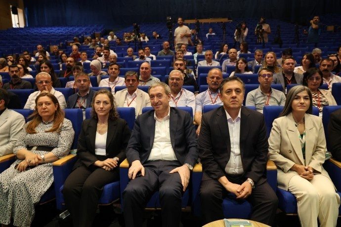 تونجر بکرخان: آینده‌ روابط ترک و کرد، از اصلاح سیاست مدیریت های محلی می‌گذرد