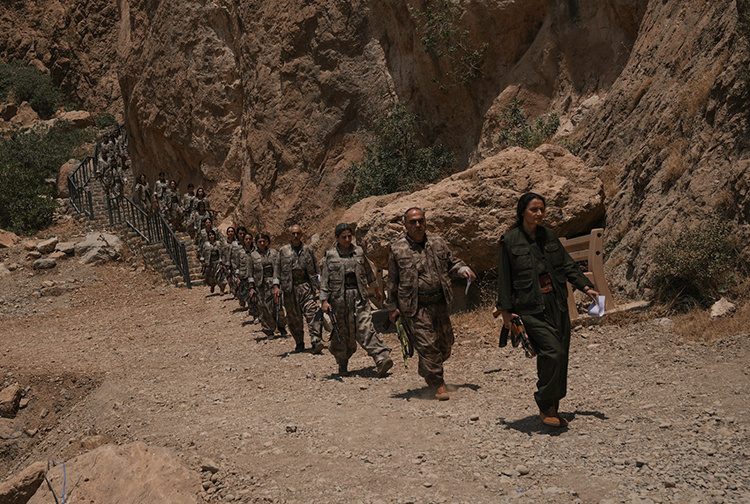 شماری از اعضای گروهک تروریستی PKK سلاح خود را امحا کردند!