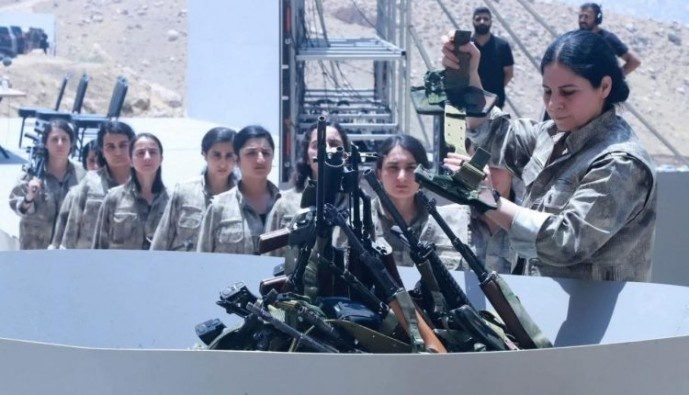 مادری که پس از ۱۲ سال دوری، دختر خود را در آیین ترک سلاح PKK در تلویزیون دید