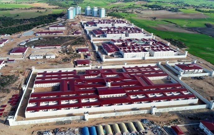 زندانیان سیاسی کُرد محکوم به مرگ تدریجی هستند؛ زنان زندانی حتی از پد بهداشتی محرومند
