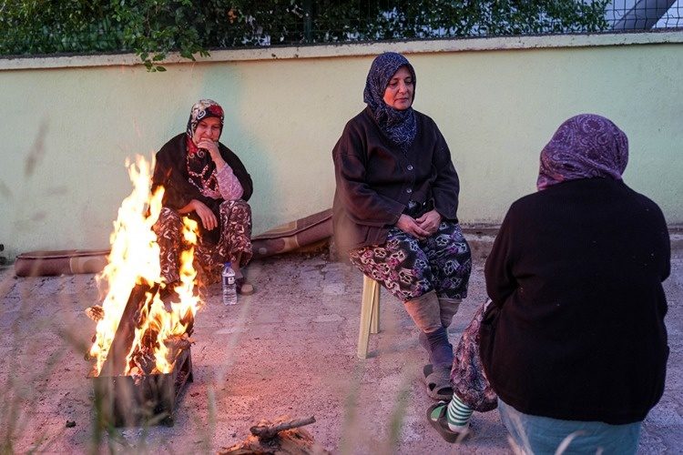 مردم از ترس زمین لرزه شب را در خیابان ها به صبح رساندند
