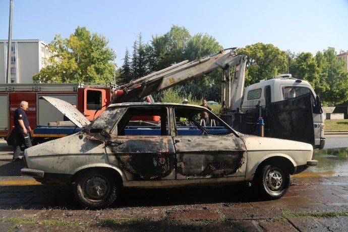 یادآوری قتل‌های بی‌نام و نشان دهه ۹۰ با به آتش کشیدن یک توروس سفید مقابل مجلس ترکیه + فیلم