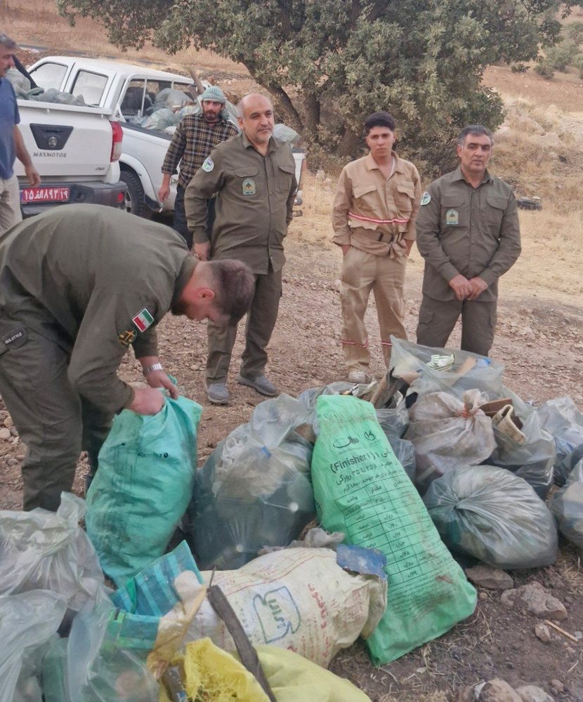 برگزاری پویش شعاع ۱۰۰ متر توسط دوستداران محیط زیست در اسلام آبادغرب 