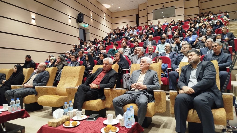 دو کتاب کردی و فارسی «خهولوان» و «مستعلیق» در ایلام رونمایی شد