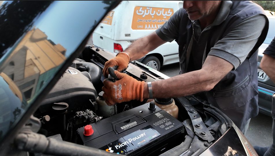 باتری ۱۲ ولتی در خودروهای برقی: نقش و نگهداری آن
