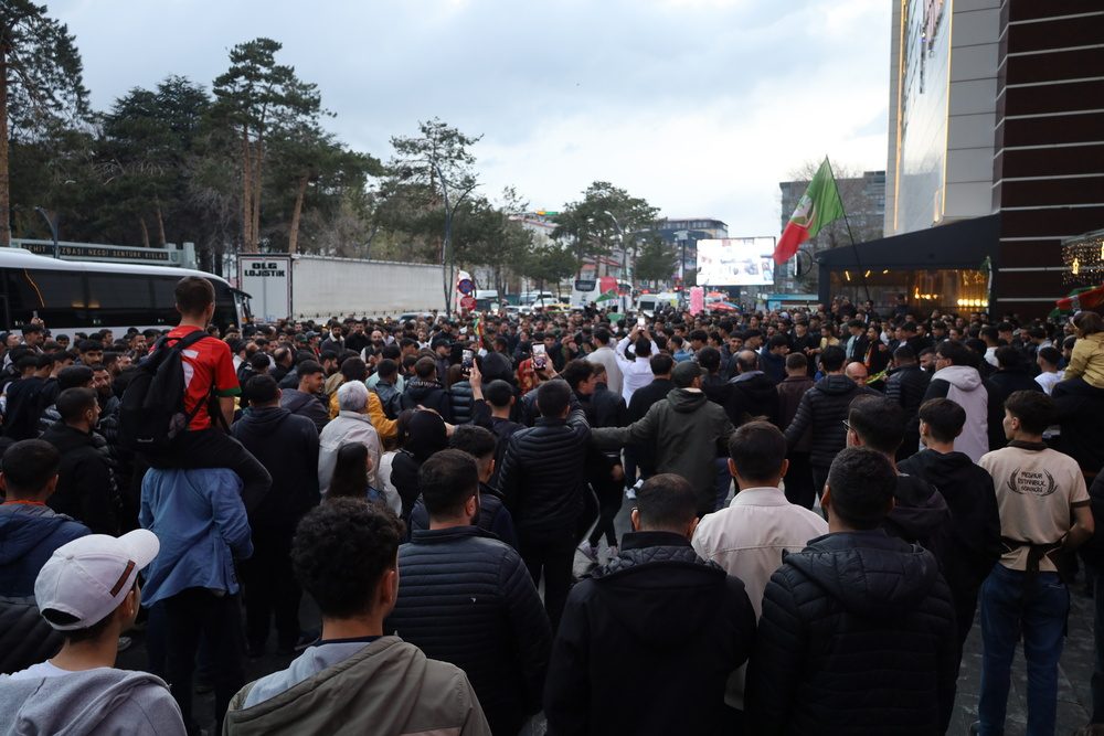 صعود آمداسپور به سوپر لیگ؛ کردها تا صبح در شهرهای مختلف ترکیه هلپرکی کردند + فیلم و تصاویر