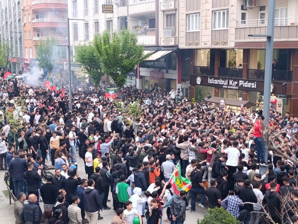 صعود آمداسپور به سوپر لیگ؛ کردها تا صبح در شهرهای مختلف ترکیه هلپرکی کردند + فیلم و تصاویر