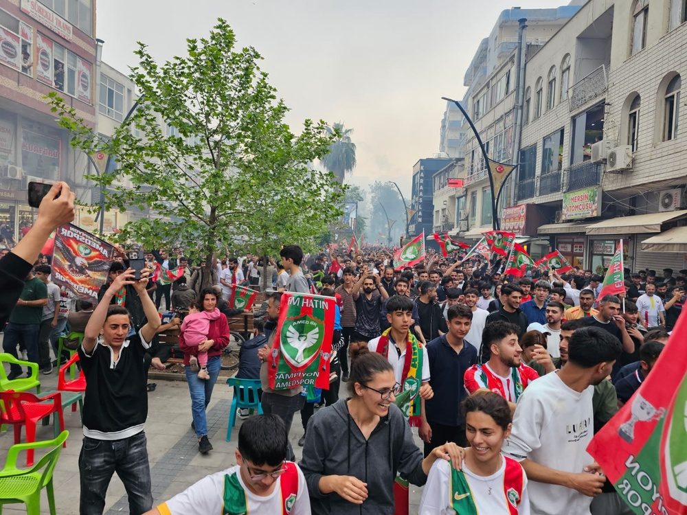 صعود آمداسپور به سوپر لیگ؛ کردها تا صبح در شهرهای مختلف ترکیه هلپرکی کردند + فیلم و تصاویر