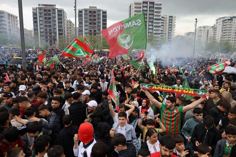 صعود آمداسپور به سوپر لیگ؛ کردها تا صبح در شهرهای مختلف ترکیه هلپرکی کردند + فیلم و تصاویر