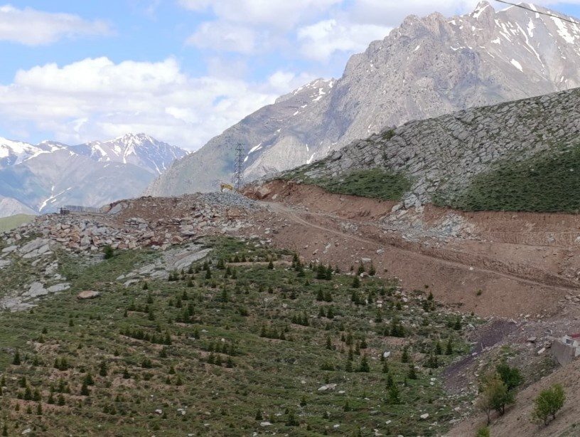 تداوم حفاری در قلعه تاریخی «بای» در جولمرگ؛ چرای دام در اطراف قلعه نیز ممنوع شد