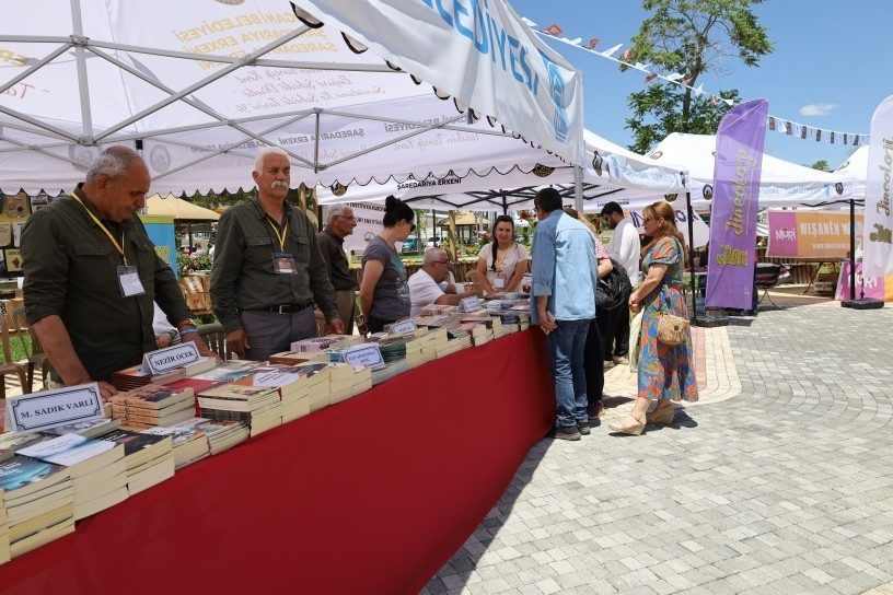 جشنواره ادبیات و کتاب توشبا در وان؛ بررسی تاریخ، فرهنگ و ادبیات کُردی در دومین روز برگزاری