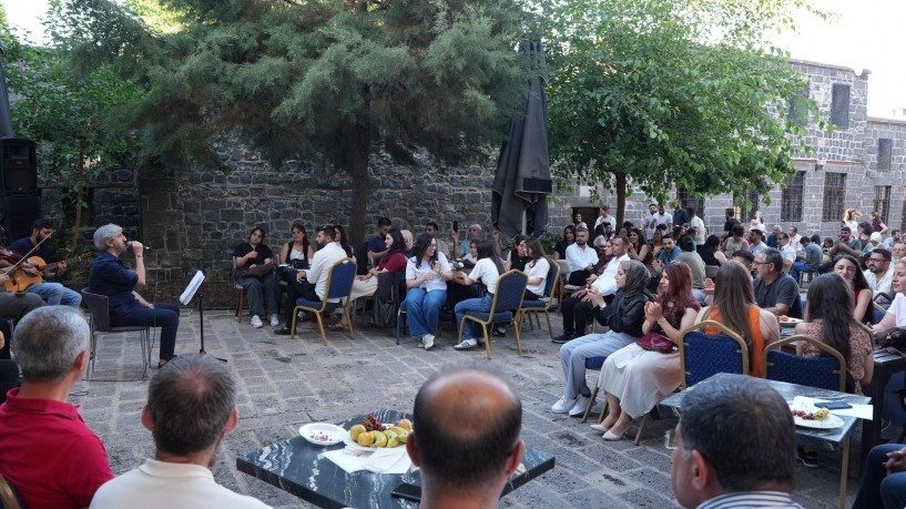 اعطای گواهینامه به ۱۰۰ زبانآموز در دورههای چندزبانه شهرداری آمد