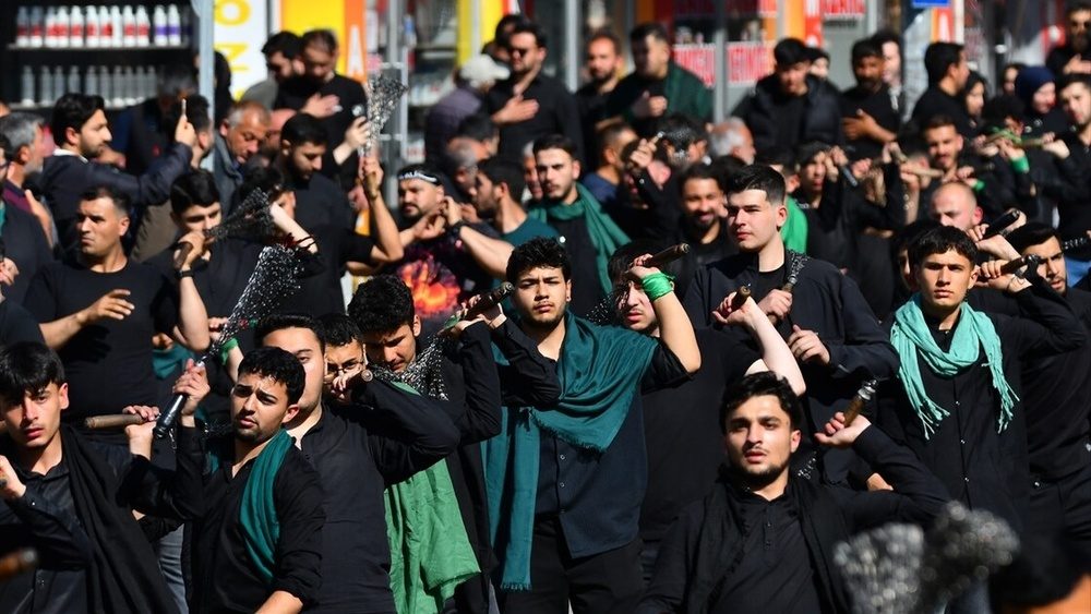 آئین بزرگداشت شهدای کربلا با حضور هزاران تن در قارص برگزار شد + تصاویر