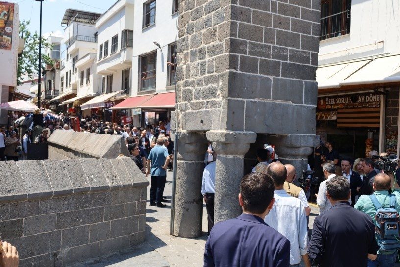اوزگور اوزل در دیاربکر: با برقراری صلح پایدار طاهر الچی آرام خواهد گرفت