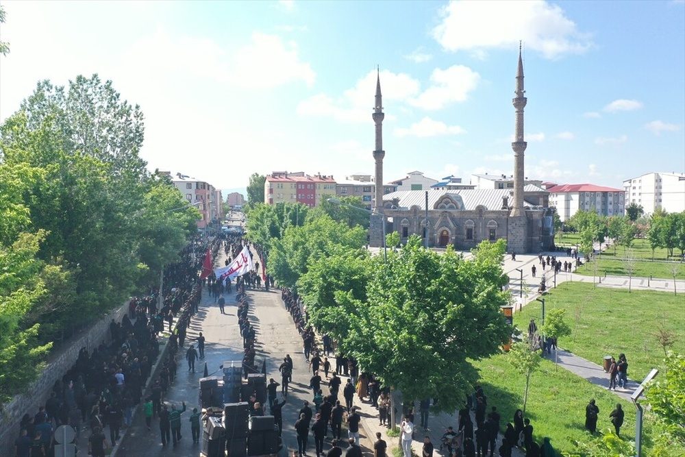 آئین بزرگداشت شهدای کربلا با حضور هزاران تن در قارص برگزار شد + تصاویر