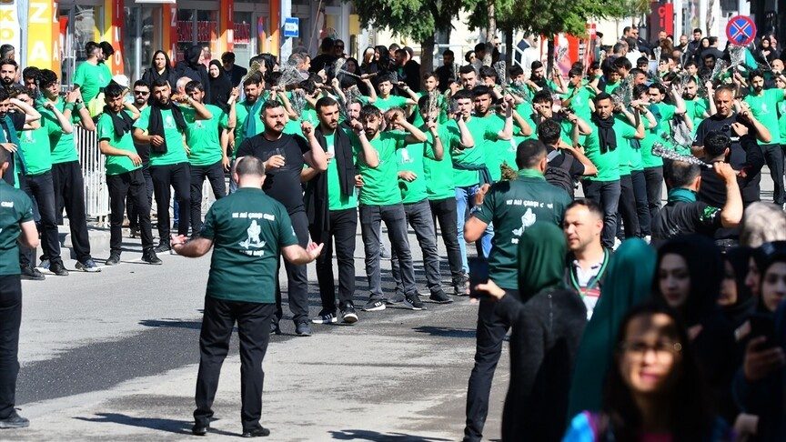 آئین بزرگداشت شهدای کربلا با حضور هزاران تن در قارص برگزار شد + تصاویر