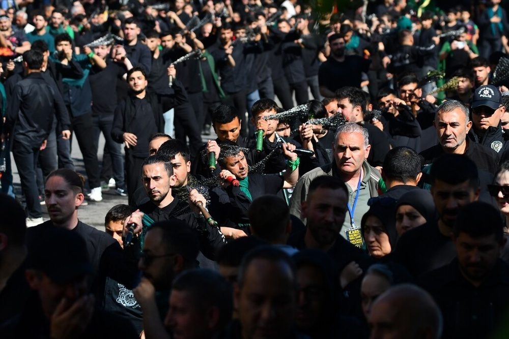 آئین بزرگداشت شهدای کربلا با حضور هزاران تن در قارص برگزار شد + تصاویر