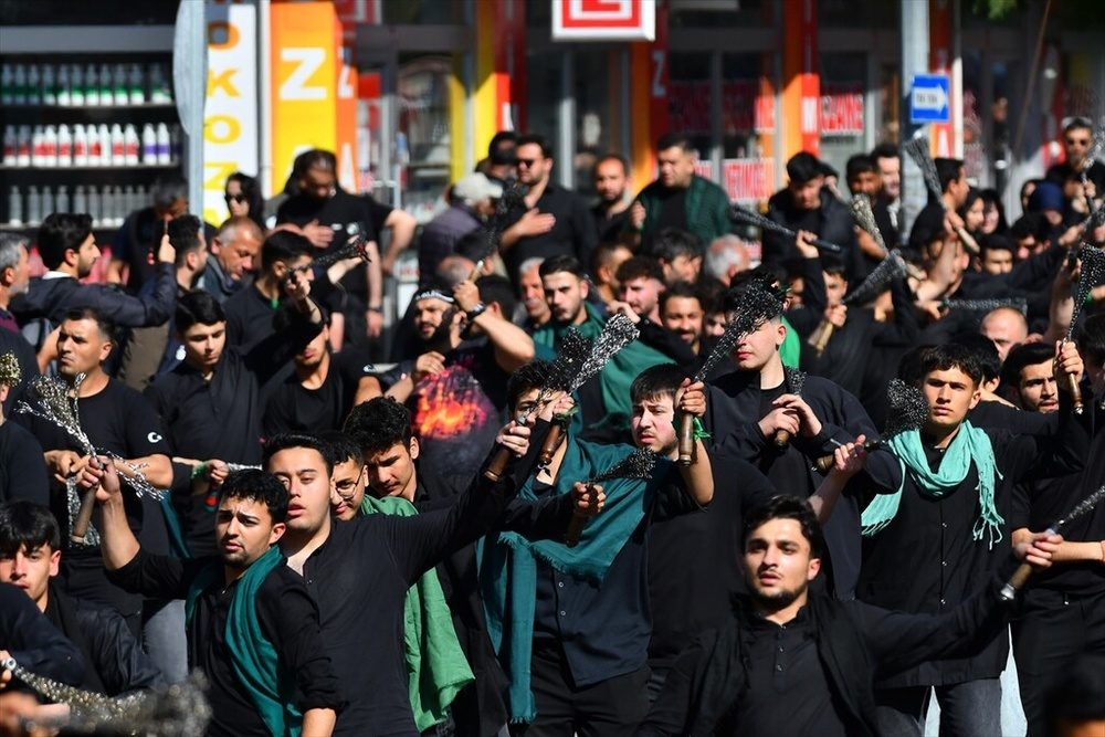 آئین بزرگداشت شهدای کربلا با حضور هزاران تن در قارص برگزار شد + تصاویر