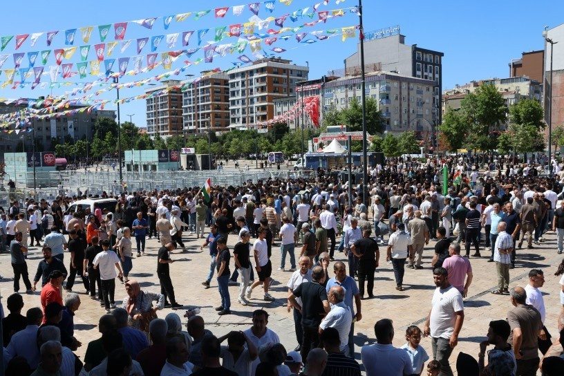 هزاران نفر برای مطالبه آزادی اوجالان راهی میدان باغجیلار استانبول شدند + فیلم