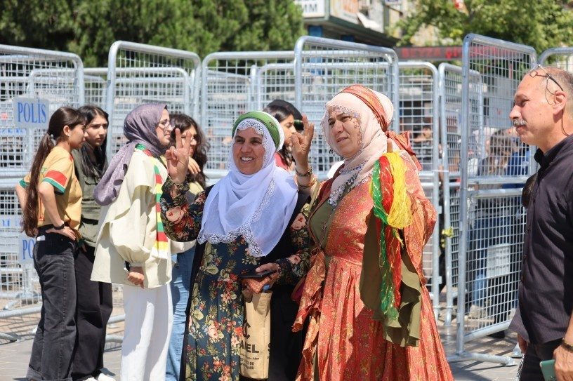 هزاران نفر برای مطالبه آزادی اوجالان راهی میدان باغجیلار استانبول شدند + فیلم