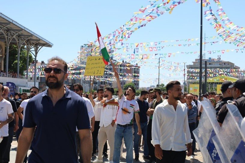 هزاران نفر برای مطالبه آزادی اوجالان راهی میدان باغجیلار استانبول شدند + فیلم