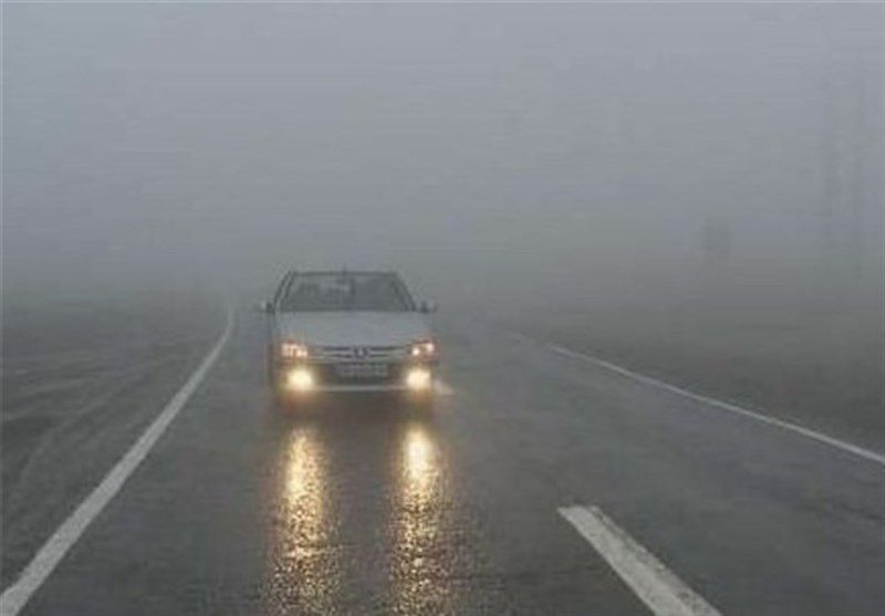 بارش باران جاده های آذربایجان غربی را لغزنده کرد