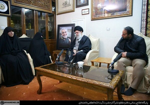 حضور رهبر معظم انقلاب اسلامی در منزل سردار شهید سپهبد سلیمانی