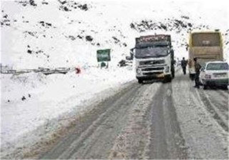 تمام محورهای مواصلاتی کردستان باز است/ رانندگان زنجیر چرخ همراه داشته باشند