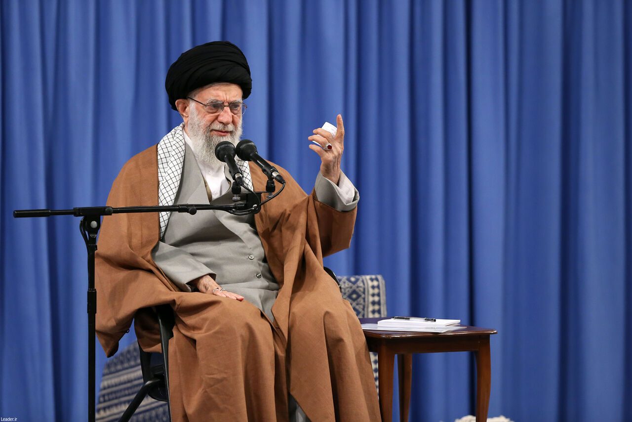 رهبر انقلاب : یک سیلی زده شد اما انتقام بحث دیگری است/ شهید سلیمانی هم شجاع بود و هم با تدبیر