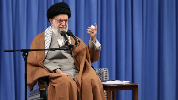ڕێبەری باڵای شۆڕش: ئەمە تەنها زلەیێک بوو تۆڵەسەندنەوە باسێکی ترە/ شەهید سولەیمانی بوێر و بەتەگبیر بوو