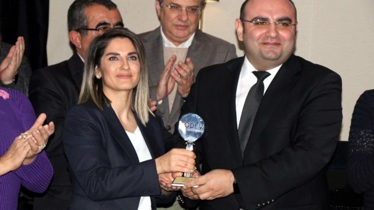قرائت نامه دمیرتاش توسط همسرش در مراسم اهدای جایزه «حقوق بشر، دموکراسی، صلح و همبستگی»