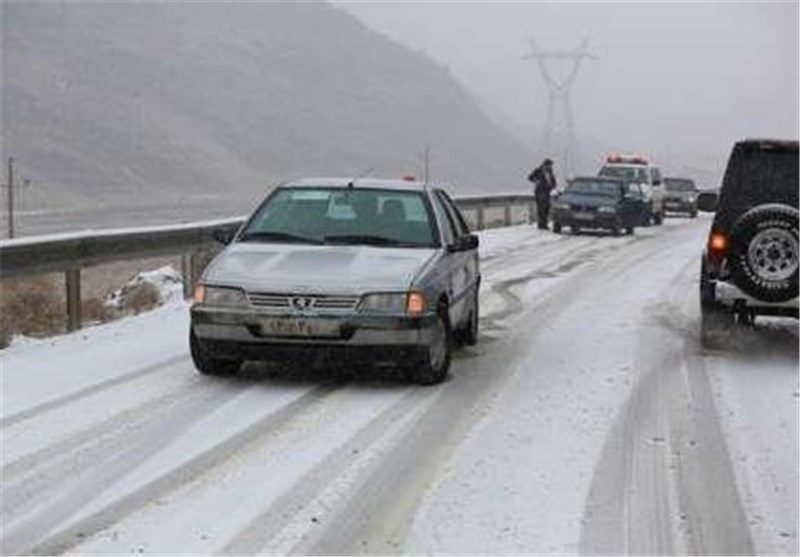 جاده های کردستان لغزنده هستند/ رانندگان احتیاط کنند
