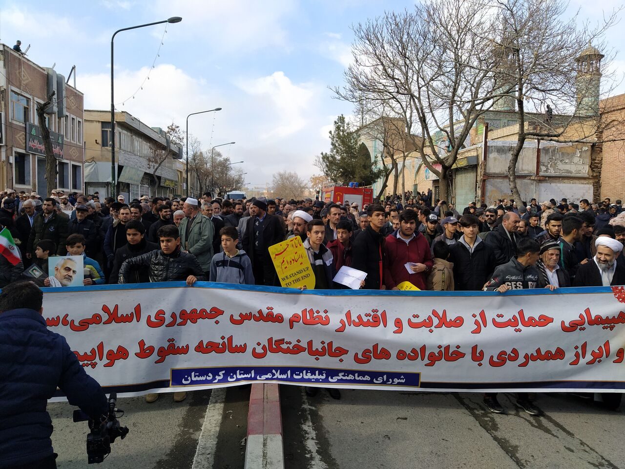 نمازگزاران سنندجی با  خانواده های جانباختگان هواپیمای اوکراینی همدردی و از نیروهای نظامی هم حمایت کردند
