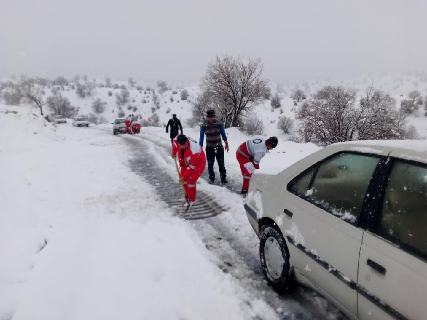 امدادرسانی هلال احمر ایلام به بیش از هزار مسافر گرفتار در برف
