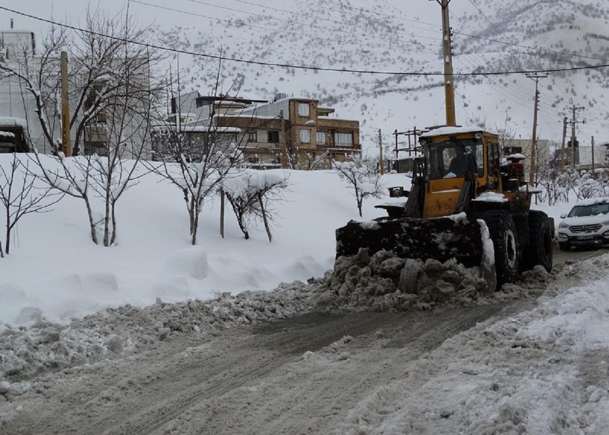 بارش برف راه 150 روستای شهرستان بانه را مسدود کرد