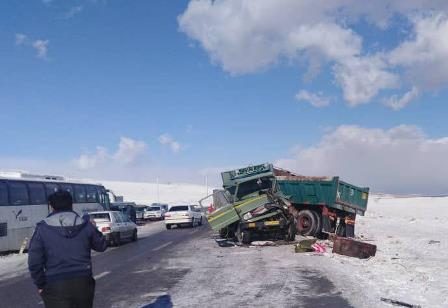 طی 2  فقره تصادف زنجیره ای در آذربایجان‌غربی 2 نفر جان باختند