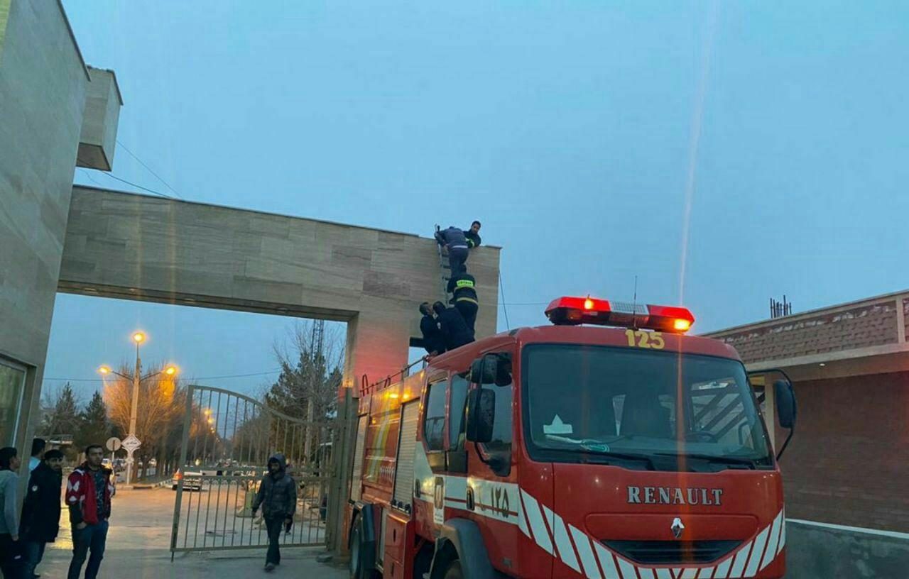 سر در حاشیه دار بیمارستان مهاباد حادثە ساز شد!