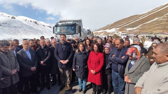 پلیس مانع ورود کاروان کمک های HDP به زلزله زدگان وان شد