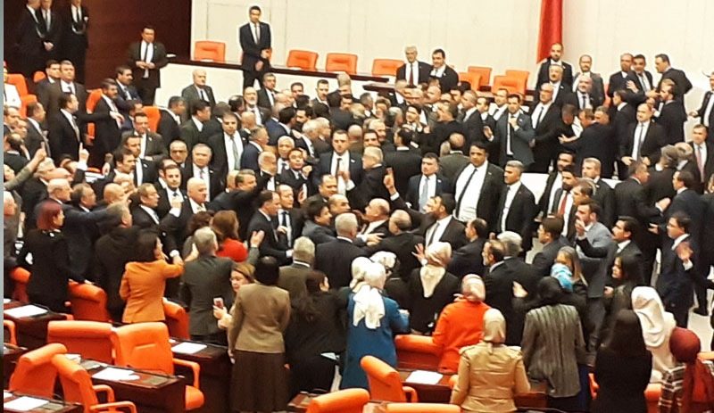 درگیری فیزیکی نمایندگان پارلمان ترکیه بر سر مسئله ادلب