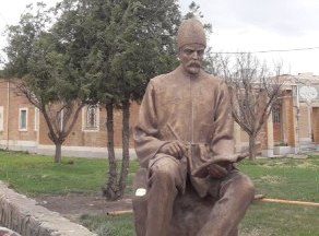 تندیس «میرزا محمدرضا کلهر» در ورودی شهر گیلانغرب نصب شد