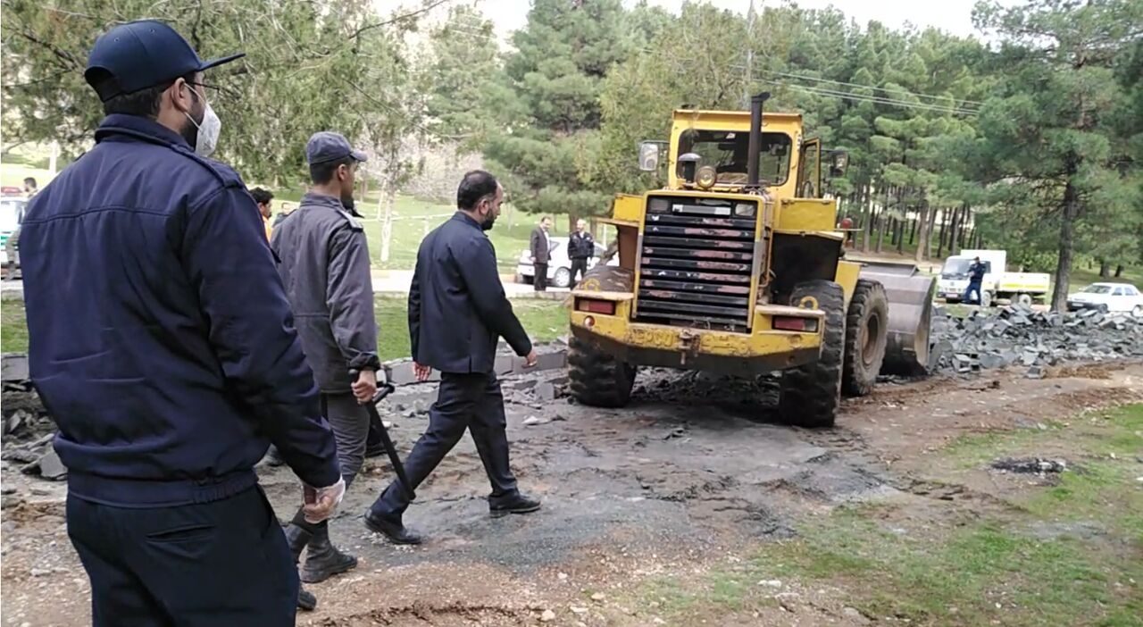 تخریب ساخت و سازهای غیرقانونی در پارک شرقی /قبرستان بدون مجوز تخریب شد