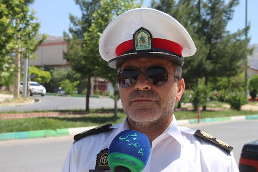 حمل خودروی پارک شده گردشگران در حاشیه جاده های ایلام با جرثقیل