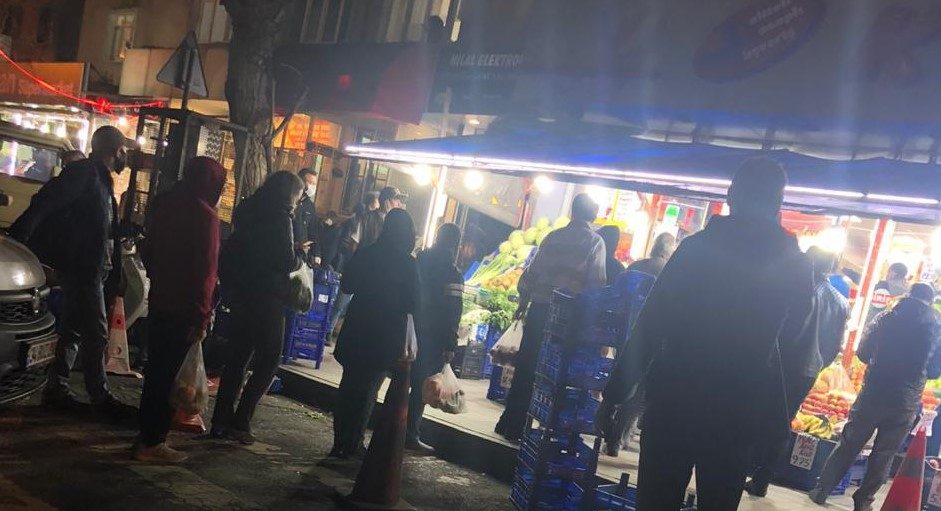 قەدەغەی هاتوچۆ لە 31 پارێزگای تورکیا ڕاگەیێندرا/ هاوڵاتیان بە کۆمەڵ ڕوو لە مارکێتەکان دەکەن