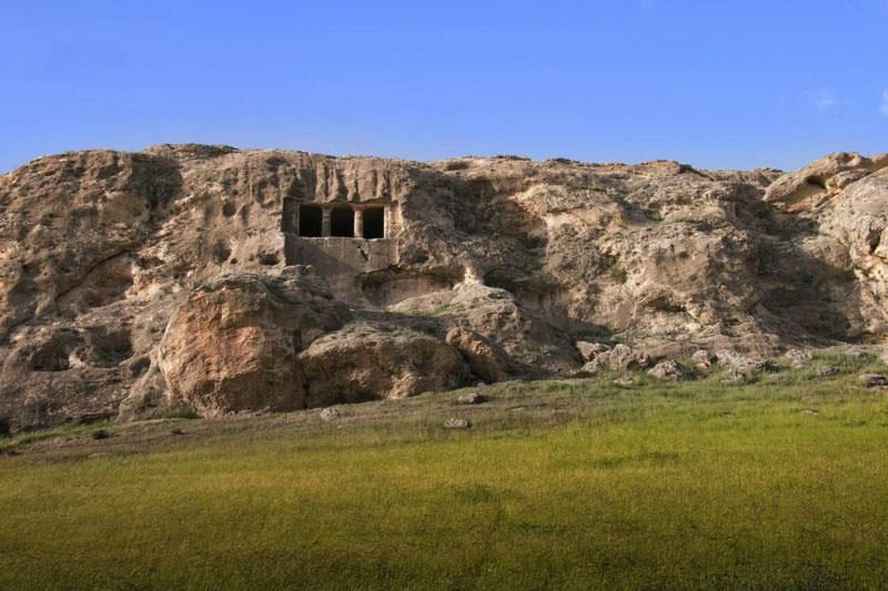 محوطه گور دخمه «فقره‌قا» در مهاباد پاکسازی شد